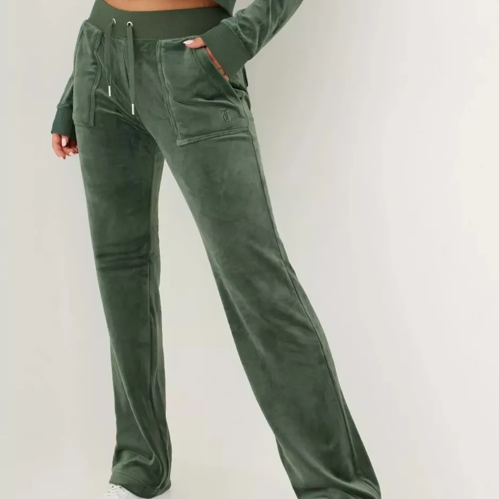 Jätte sköna och snygga Juicy couture mjukisbyxor i färgen ”Moss Green” 💚  Dom är i bra skick och har storlek S. Jeans & Byxor.