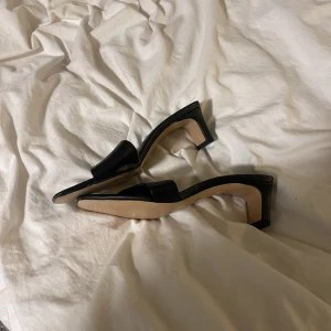 Svarta klackar  - Säljer dessa svarta klackar ifrån Hm. Aldrig använda så dom är som nya! I storlek 37🥰