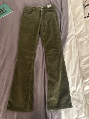 Gröna jeans - Gröna Manchester jeans, så nice och kan verkligen göra en hel outfit! Storlek 36/32. Bra skick!