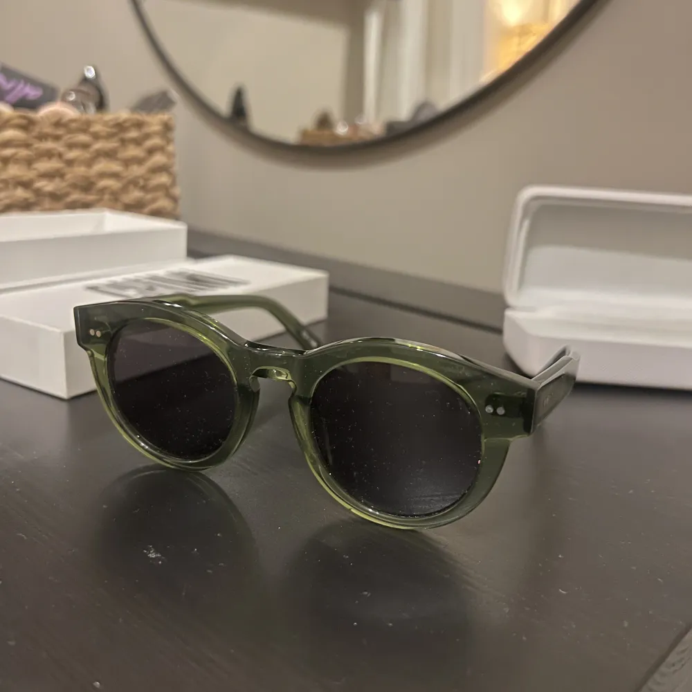 Ett par solglasögon från chimieyewear i modellen #003 i färgen kiwi. Nästan helt oanvända och väldigt bra skick med duk fortfarande inplastat. Både skyddet och lådan finns kvar. Pris går att förhandla!  . Accessoarer.