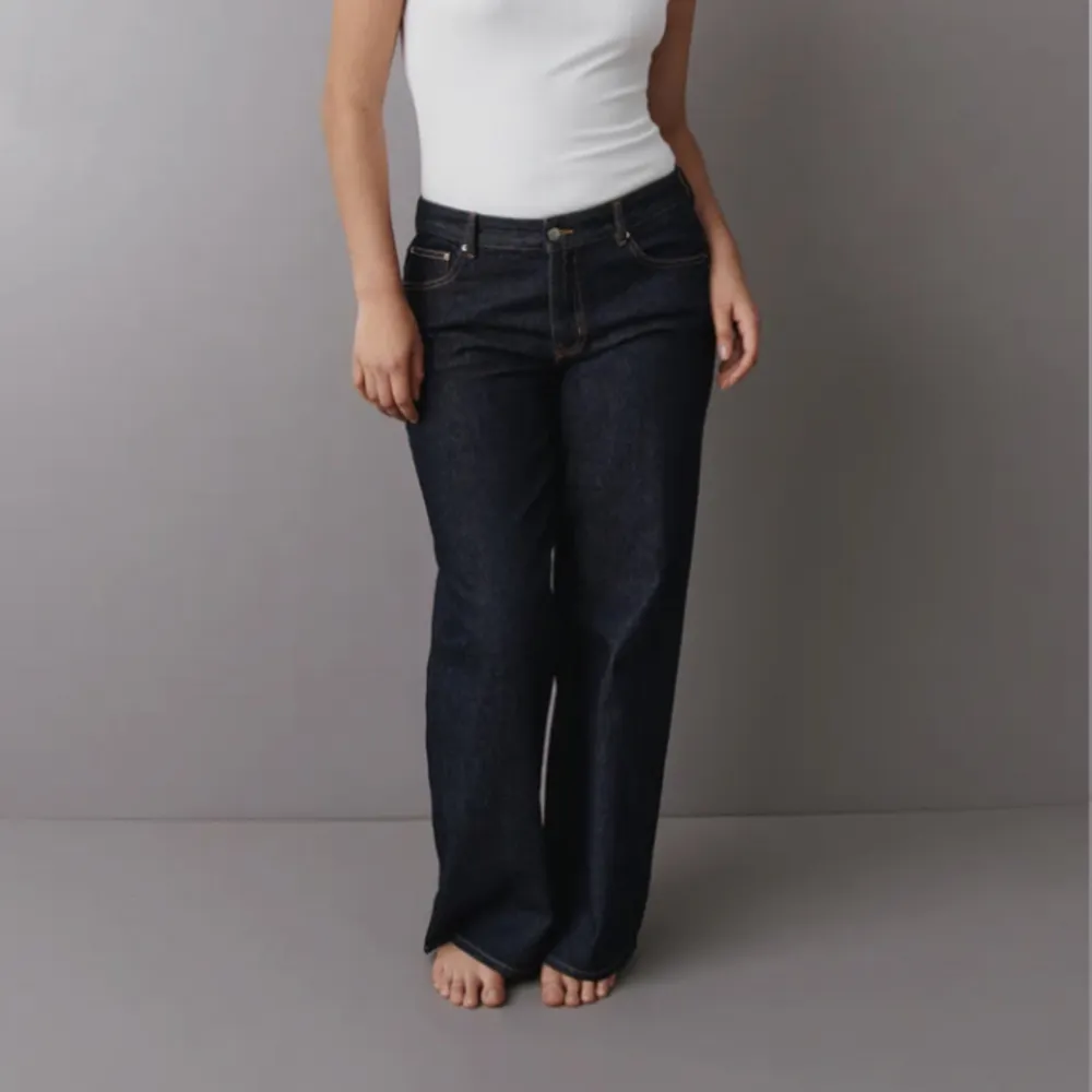 Knappt använda mörkblåa ”low wide jeans” från Gina tricot . Skulle säga att de är liiiite större i storleken. Nypris 499kr. Jeans & Byxor.