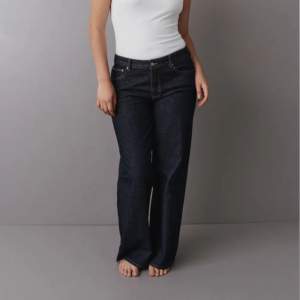 Knappt använda mörkblåa ”low wide jeans” från Gina tricot . Skulle säga att de är liiiite större i storleken. Nypris 499kr