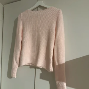 Rosa stickad tröja  - gosig stickad tröja i en ljusrosa färg från mango. Fint sydd vid halsen. Frakt tillkommer
