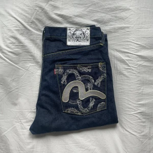Evisu Lot 2009 jeans RARE - Ett par riktikt feta Evisu-byxor. De är köpte här på plick för 1600kr men har knappt använts sedan dess. Sitter bra på dig som är 165-180. Priset diskuterbart. Väldigt bra skick i jämförelse med andra av detta par. Bilder, mått och info i dm