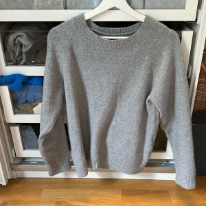 Stickad grå tröja  - En ganska populär grå stickad tröja från Vero Moda. Säljer eftersom att den inte kommer till användning mer. 