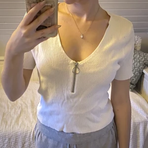 V-ringad topp - Vit i strl M (jag är strl s som referens). Vet tyvärr inte var den är från. Kan förekomma små noppror under ärmarna, annars fint skick!