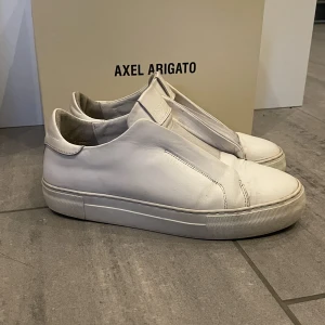 arigatos - Supersnygga vita arigatos, använd gärna köp nu🥰