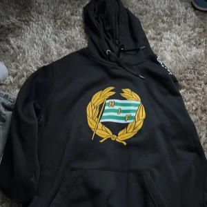 Hammarby hoodie - Helt ny och knappt använd hammarby hoodie (skick 9,5/10) Storlek L men funkar för M också.  Nypris: 900 kr