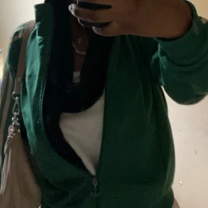 Grön adidas zip-up tröja  - Säljer min adidas zip-up tröja, har bara använt den några gånger 