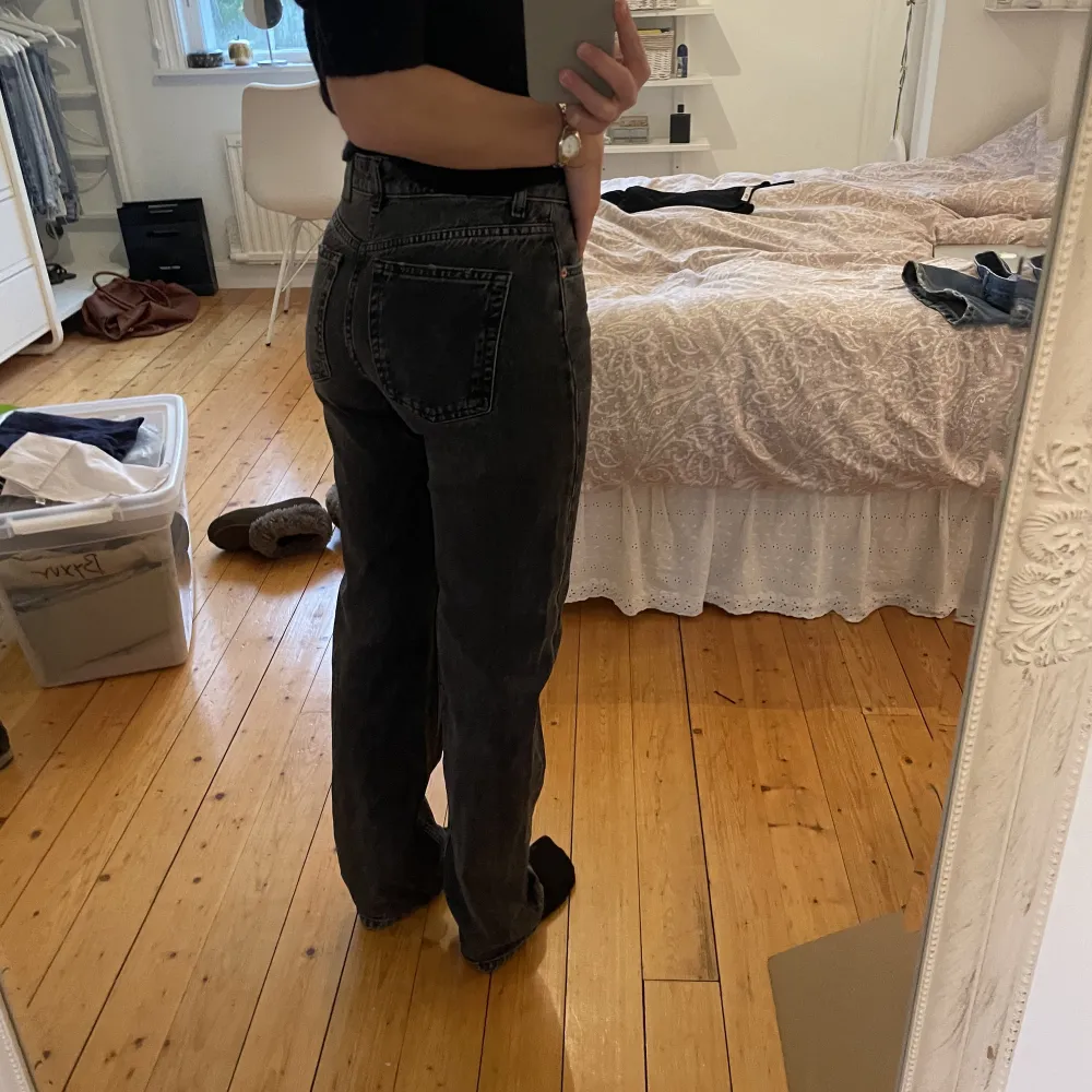 Säljer ett par Midwaist gråa jeans från zara i storlek 36. Jeansen är i väldigt bra skick. . Jeans & Byxor.