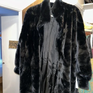 Lång Vintage Pälsjacka  - Vintage fuskpälsjacka i toppskick! Så skön och fin, men används alldeles för sällan.  Storlek 44 men är mer oversized S/M