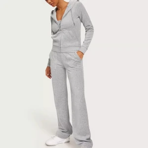 Juicy couture set - Säljer mitt ljusgrå juicy couture set. Både byxorna och tröjan är knappt använda och har inga defekter! Ordinarie pris byxor: 1199kr, ordinarie pris tröja: 1299kr Tröjan storlek S, byxorna storlek XS🥰 endast byxorna 600kr endast tröjan 650kr tsm: 950kr💕