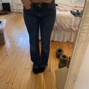 Zara bootcut jeans - Säljer ett par supersnygga lågmidjade bootcut jeans från zara i storlek 36. Dom är i jättebra skick men lite slitna längst ner pga för långa. 