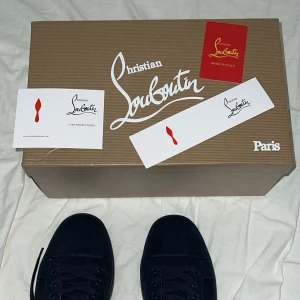 Christian Louboutin skor - Säljer ett par jättefina Loubs helt oanvända i storlek 43 passar jättebra med stockholmstil och dem flesta stilarna dessa Loubs med dens klassiska stil och höga kvalitet är det dem perfekta skorna till din skosamling