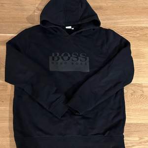 Boss hoodie fint skick, använd ett fler tal gånger men inga defekter finns på tröjan. Säljs då den inte längre kommer till användning. Skriv vid minsta fundering, priset kan diskuteras!
