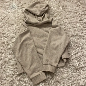 Tjocktröjan  - En tjocktröja från Zara, säljer pågrund av att den inte kommer till användning längre. Den är i bra skick men tecken på användning, står ej för frakt😊