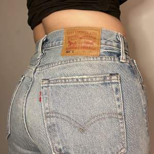 Fina Levis jeans som blivit för små. De är använda ett fåtal gånger men väl omhändertagna, så inga slitage eller skador. W28 L29