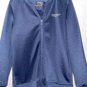 En blå zip tröja från mckenzie! Skick 9/10. Säljer den för den aldrig kommer till någon användning.