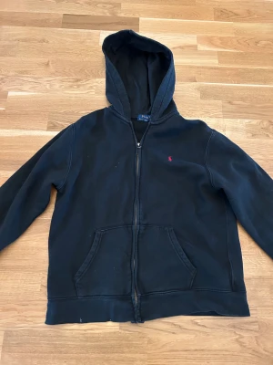 Polo Ralph lauren zip hoodie  - Säljer min gamla Polo Ralph lauren hoodie. Säljer för att jag har växt ut den. 8/10 i skick. 