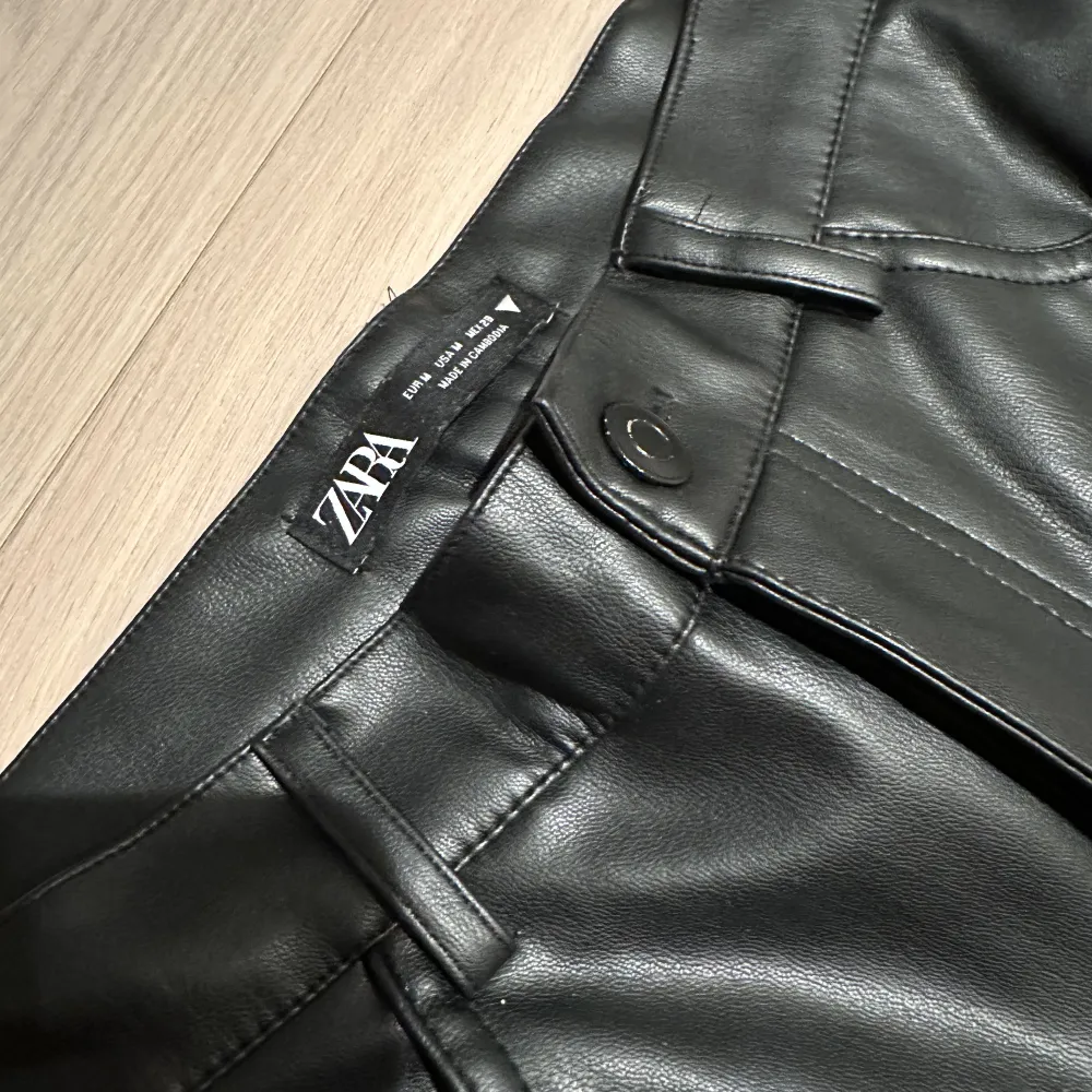 Ett par sköna svarta skinnbyxor i storlek M. Mjuka på insidan vilket jag älskar med dom . Jeans & Byxor.