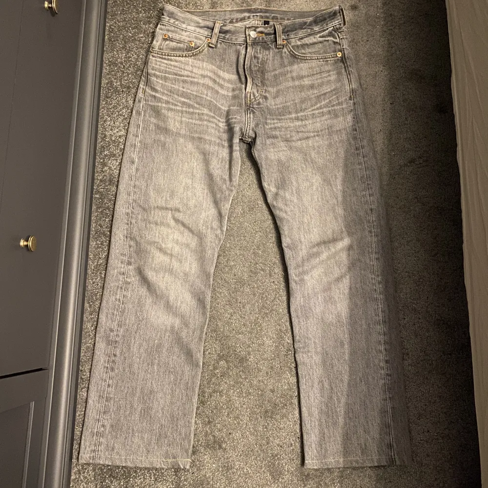 Tja, säljer ett par gråa jeans från weekday i väldigt fint skick 8/10, nypris - 700kr. Jeans & Byxor.