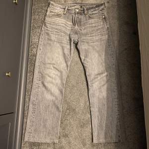 Tja, säljer ett par gråa jeans från weekday i väldigt fint skick 8/10, nypris - 700kr