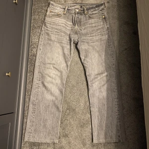 Weekday jeans  - Tja, säljer ett par gråa jeans från weekday i väldigt fint skick 8/10, nypris - 700kr
