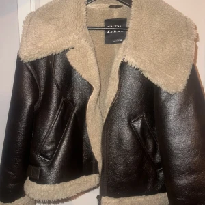Aviator Jacka Zara - Zara aviotor jacka, har endast haft på mig jackan vid 3 tillfällen.  Toppen skick. Nypris 1195kr Kan mötas upp i Stockholm.