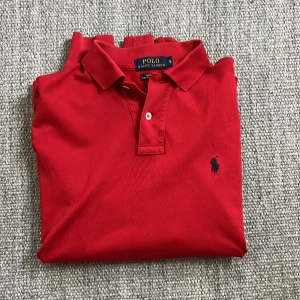 Ralph lauren piké  - Tja Säljer nu min långärmade Ralph lauren piké i nästan nyskick, inga hål eller fläckar, 9/10 skick. Den sitter bra på dig som är 1,70 till 1,80. Kom privat för fler bilder eller frågor. Allt gott, MVH Simon 