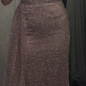 Festklänning  - Klänningen är i fint skick då den har använt i några få timmar. Storleken på klänningen är 38-40 men kan justeras då klänningen har en korsett baktill.  Priset kan diskuteras! 