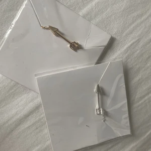 Silver och guld halsband  - Helt nya både guld och silver halsband. Har ca 5 av varje då jag råka lägga in för många när jag skulle beställa en av varje färg till mig! Pris går att diskutera och fler bilder kan skickas❤️