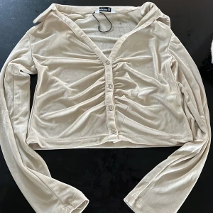 Beige glittrig Skjorta - Stradivarius- Ljusbeige indragen Skjorta