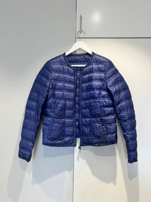 ÄKTA Moncler lightweight / tunn dunjacka - Äkta Moncler tunn dunjacka i mycket bra skick.   Nypris ca 10,000kr.   Kan postas eller mötas upp i Stockholms innerstad.