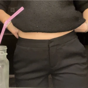 Low waist kostymbyxa - Säljer denna low waist kostymbyxa som aldrig har använts. Köpte för 700kr och säljer nu för 250kr