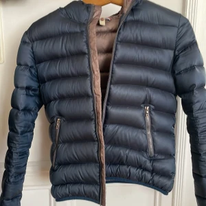 Colmar jacka⭐️ - Säljer denna colmar jacka i storlek 44, motsvarar storlek 36/38 i Sverige. Jackan är knappt använd och har en metallic mörkblå färg. Dunjacka, perfekt för hösten/vintern. 🍁❄️