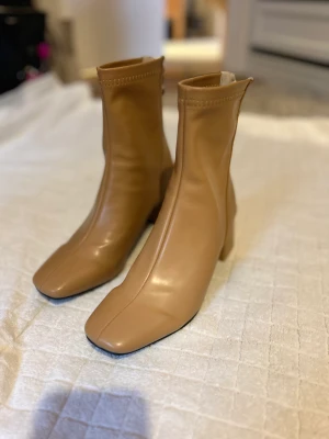 Bruna boots med klack🤎 - Jätte fina skor. Nypris ca 600kr. Använd och saknar en klack del som du ser på bild 2(går att fixa om man orkar göra det)🤎