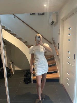 Vit klänning - Vit klänning från Nelly, fin till studenten. Strl XS