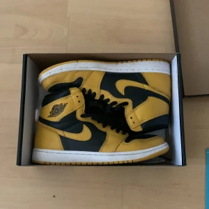 Jordan 1 high pollen  - Jordan 1 high pollen i begagnat skick. De är förhållandevis rena och i bra skick då de är sparsamt använda i storlek 42,5. Köpta på sneakersnstuff. Köparen står för fraktkostnad om det blir aktuellt.