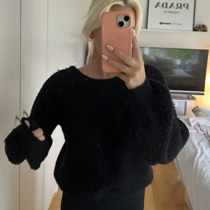 Stickad tröja från nakd x Linn Ahlborg stl S - En svart stickad tröja från nakd x Linn Ahlborg i stl s!  Använd fåtal tillfällle därav sälj!