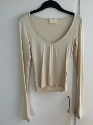 Adsgn tröja  - Säljer min beige adsgn Soft top i storlek Xs men passar perfekt för mig som är en S också. Fint skick använd cirka 1 gång. Skriv vid frågor eller fler bilder 