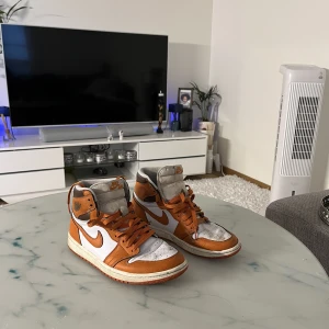 Jordan 1 Starfish -  Säljer nu mina Jordan 1 starfish då jag knappt använder de längre, trodde inte jag skulle sälja de så har varken kvitto eller låda kvar