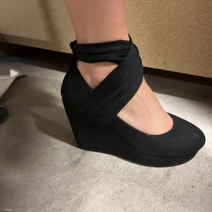 Skitsnygga klackskor! - Endast använda en gång. Sköna och lätta att gå i