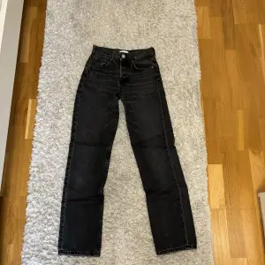 Säljer dessa sjukt snygga Zara jeans som är straight och mid waist!💘💘 sjukt snygga nu till hösten!! Köptes för 399kr!!🍁🍁