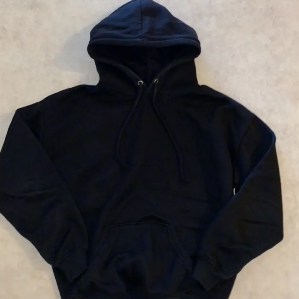 Svart oversized hoodie från Bikbok i st Xs, men sitter som en S/M. Använd fåtal gånger. Nypris 399kr. Jag säljer för 200kr.  . Hoodies.