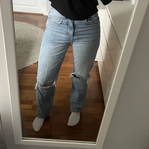 Raka jeans  - Ljusblåa jeans från Gina med hål. Strl 32. Använda fåtal ggr.💙