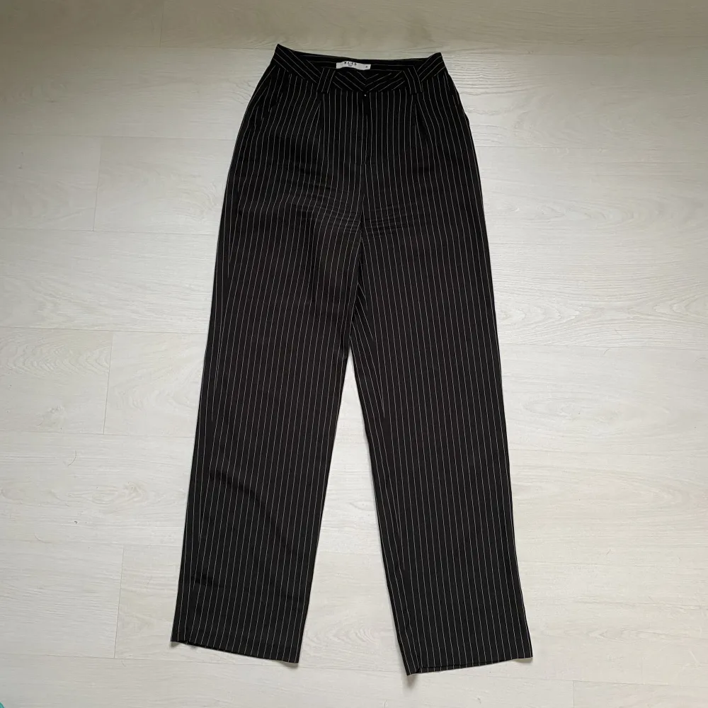 Säljer dessa super fina svartvit randiga högmidjade kostymbyxor ifrån NA-KD i storlek 36 då jag bara använt dom ca 2 gånger!!🤍🖤. Jeans & Byxor.