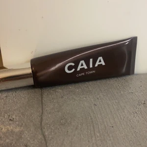 Caia bronzer - Säljer denna liquid bronzer från Caia då jag köpte fel färg. Den är i färgen Cape town! Endast testad. Skriv om ni undrar nåt eller vill ha fler bilder.