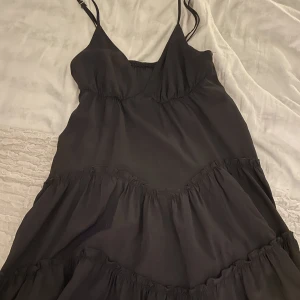 Klänning  - Säljer denna snygga klänning i superfint skick, endast använd ca 4 gngr💘💘💘