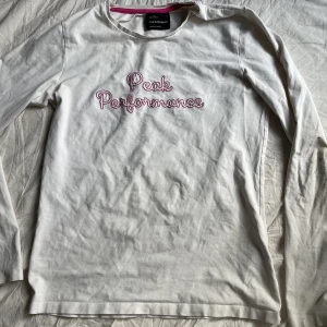 Peak Performance tröja  - En vit tröja från Peak Performance, några fläckar på armbågen och därav priset. Väldigt liten i storlek, L passar mig som bär XS. 
