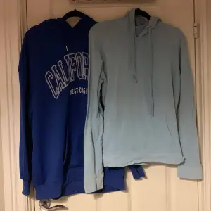 Två blåa hoodies som inte används på länge